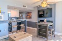 Ocean View Double Suite! Sleeps 4 Meridian Plaza 705的厨房或小厨房