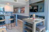 默特尔比奇Ocean View Double Suite! Sleeps 4 Meridian Plaza 705的厨房配有桌子和凳子