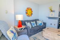 Ocean View Double Suite! Sleeps 4 Meridian Plaza 705的休息区