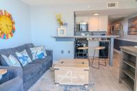 Ocean View Double Suite! Sleeps 4 Meridian Plaza 705的厨房或小厨房