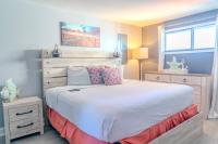 Ocean View Double Suite! Sleeps 4 Meridian Plaza 705客房内的一张或多张床位