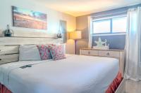 Ocean View Double Suite! Sleeps 4 Meridian Plaza 705客房内的一张或多张床位