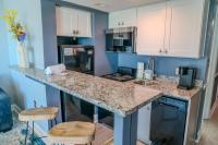 默特尔比奇Ocean View Double Suite! Sleeps 4 Meridian Plaza 705的厨房配有柜台和2把凳子