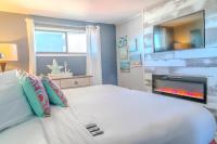 默特尔比奇Ocean View Double Suite! Sleeps 4 Meridian Plaza 705的一间卧室设有一张大床、壁炉和一台电视。