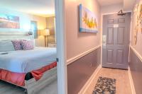 Ocean View Double Suite! Sleeps 4 Meridian Plaza 705客房内的一张或多张床位