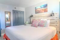 Ocean View Double Suite! Sleeps 4 Meridian Plaza 705客房内的一张或多张床位