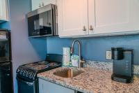 Ocean View Double Suite! Sleeps 4 Meridian Plaza 705的厨房或小厨房