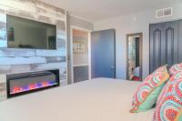 Ocean View Double Suite! Sleeps 4 Meridian Plaza 705客房内的一张或多张床位