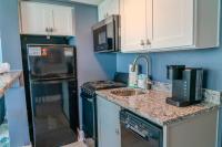 默特尔比奇Ocean View Double Suite! Sleeps 4 Meridian Plaza 705的厨房配有黑色冰箱和水槽