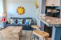Ocean View Double Suite! Sleeps 4 Meridian Plaza 705的厨房或小厨房