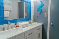 Ocean View Double Suite! Sleeps 4 Meridian Plaza 705的一间浴室