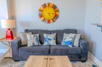 Ocean View Double Suite! Sleeps 4 Meridian Plaza 705的休息区