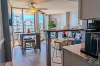 默特尔比奇Ocean View Double Suite! Sleeps 4 Meridian Plaza 705的厨房和客厅,享有城市美景