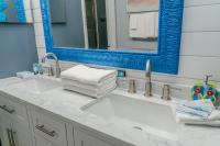 Ocean View Double Suite! Sleeps 4 Meridian Plaza 705的一间浴室