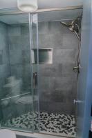 Ocean View Double Suite! Sleeps 4 Meridian Plaza 705的一间浴室