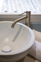 干尼亚Artemide city places _Leon tiny suite的窗户前有一个带水龙头的白色水槽