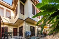 安塔利亚Saye Konak Hotel &#39; Kaleiçi&amp;Oldtown&#39;的一座带大窗户和庭院的房子