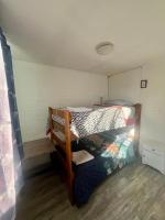 Hostel Tu Espacio RE - Casa cerca del Aeropuerto客房内的一张或多张床位