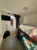 Hostel Tu Espacio RE - Casa cerca del Aeropuerto客房内的一张或多张床位