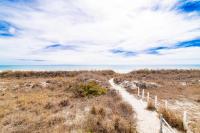 默特尔比奇Windy Waves Top Location w Pool的一条以大海为背景的海滩路径