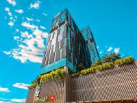迪拜Revier Hotel - Dubai的一座高楼上方