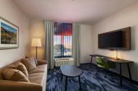 Fairfield by Marriott Inn & Suites Albuquerque Uptown的电视和/或娱乐中心