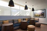 Fairfield by Marriott Inn & Suites Albuquerque Uptown的休息区