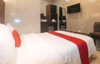 RedDoorz at MBB Room NAIA 2的电视和/或娱乐中心