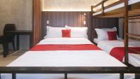 RedDoorz at MBB Room NAIA 2客房内的一张或多张床位