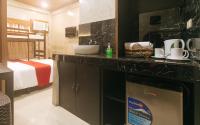 RedDoorz at MBB Room NAIA 2的厨房或小厨房