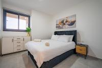 埃拉特Amalfi Apartment - By Harim的带一张大床和一扇窗户的卧室