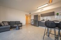 埃拉特Amalfi Apartment - By Harim的带沙发的大客厅和厨房