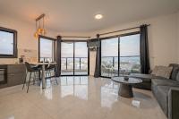 埃拉特Amalfi Apartment - By Harim的带沙发和桌子的客厅