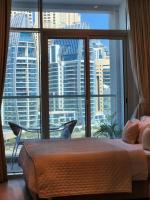 迪拜Studio One Dubai Marina - TIE Vacation Homes的卧室设有大窗户,享有城市美景