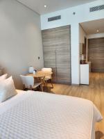 迪拜Studio One Dubai Marina - TIE Vacation Homes的带一张大床和一张桌子的卧室