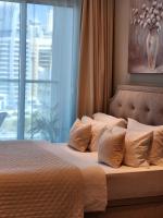 迪拜Studio One Dubai Marina - TIE Vacation Homes的带窗户的卧室里有一张带枕头的床