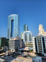 迪拜Studio One Dubai Marina - TIE Vacation Homes的高楼林立的城市景观