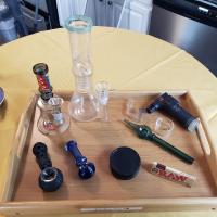 科罗拉多斯普林斯Van Gogh Get HIGH Tiny Home的一张桌子上装有玻璃物品的木托盘