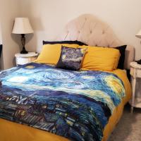 Van Gogh Get HIGH Tiny Home客房内的一张或多张床位