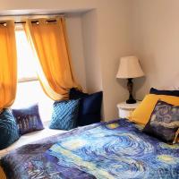 Van Gogh Get HIGH Tiny Home客房内的一张或多张床位