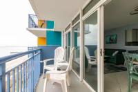 默特尔比奇Oceanfront 2BR King Suite Atlantica Resort的一个带两把白色椅子的阳台和一间客厅
