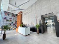 迪拜Studio One Dubai Marina - TIE Vacation Homes的种植盆栽植物的商店的大厅