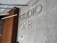 迪拜Studio One Dubai Marina - TIE Vacation Homes的建筑物侧面的标志