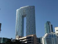 迪拜Studio One Dubai Marina - TIE Vacation Homes的高楼林立的城市中的一栋高楼