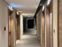 迪拜Studio One Dubai Marina - TIE Vacation Homes的走廊,位于带木厅的建筑中