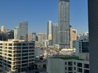 迪拜景观或在旅馆看到的城市景观