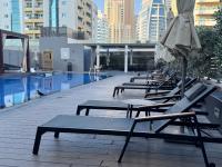 Studio One Dubai Marina - TIE Vacation Homes内部或周边的泳池