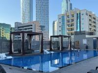 迪拜Studio One Dubai Marina - TIE Vacation Homes的建筑物屋顶上的游泳池