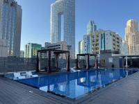 Studio One Dubai Marina - TIE Vacation Homes内部或周边的泳池
