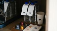 Hotel Jeonju Hanok Village的咖啡和沏茶工具